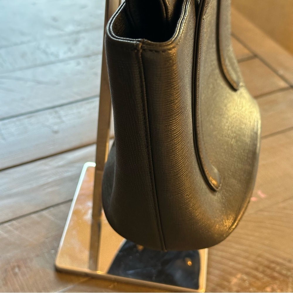 🔥Authentic Vintage MCM Small Black Saffiano Leather Tote Bag/ Flap Closure 🔥 - Picture 4 of 11